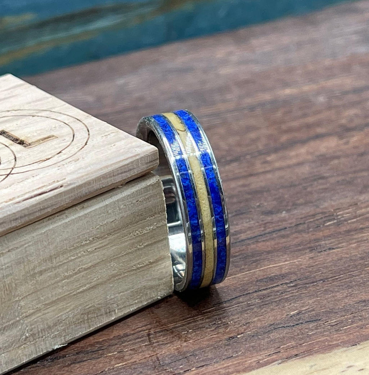 Men's titanium wedding ring. Titanium ring with lapis lazuli and maple wood. Wood ring. Lapis lazuli ring.