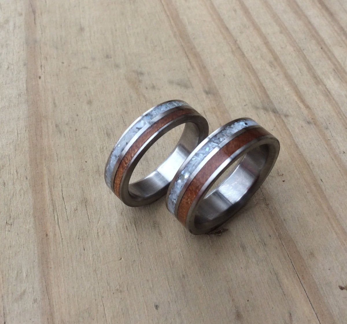 RobandLean titanium ring featuring inlays of shimmering mother of pearl and ancient Kauri wood in a stylish design.