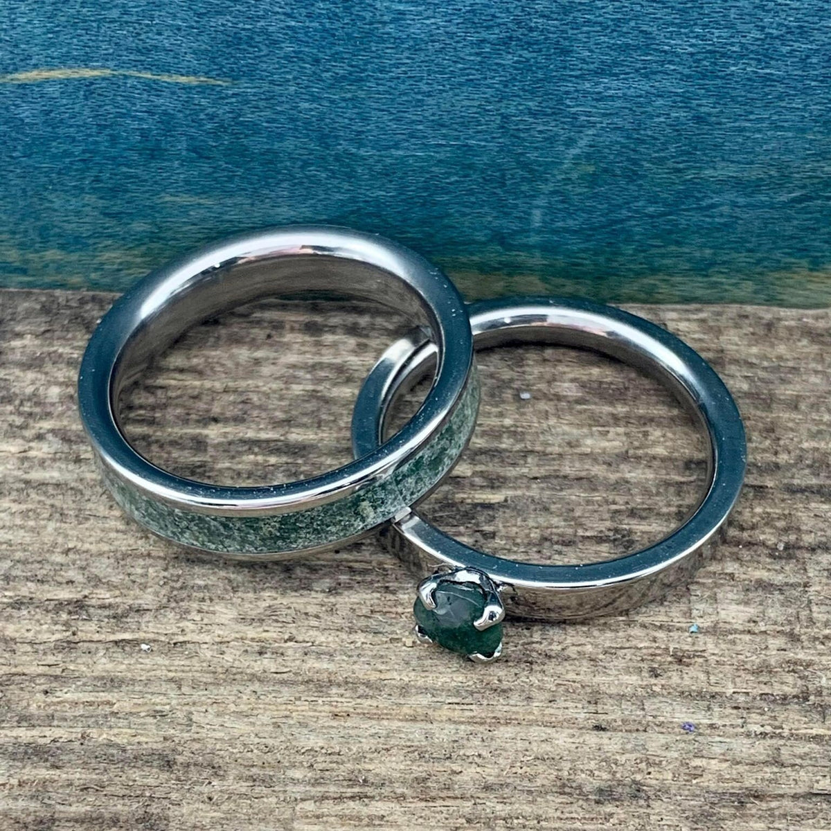 RobandLean's Moss Agate wedding band set featuring customizable his and hers rings, showcasing polished moss agate stones and gold bands.